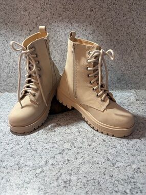 UNR8ED Women's Beige Lace-Up Lug Sole Combat Boots - Size 9W NWOT
